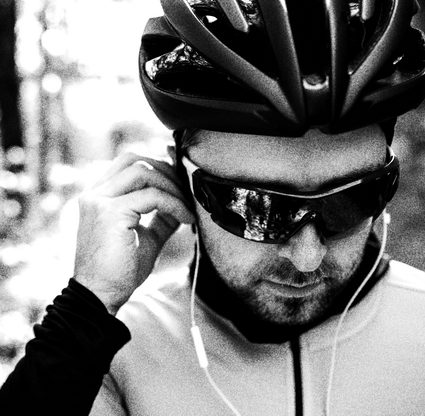 Cyclists wears earbuds